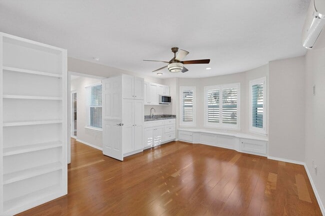 Building Photo - FOUR HILLS Executive Rental 4/5 BD 4/BA