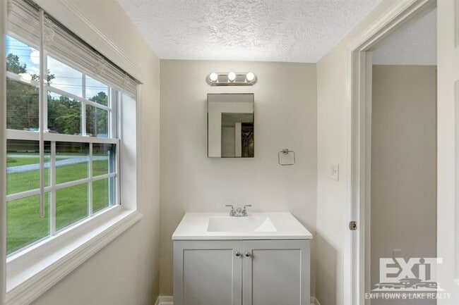 Building Photo - Newly Renovated 2 Bedroom 1 Bath in La Cro...