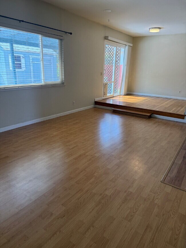 Building Photo - Charming 4 bedrooms and 2 full bathrooms L...