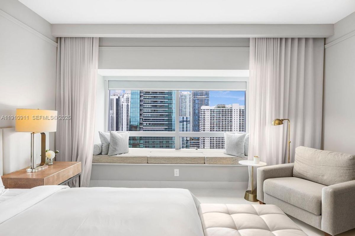 Building Photo - 1435 Brickell Ave