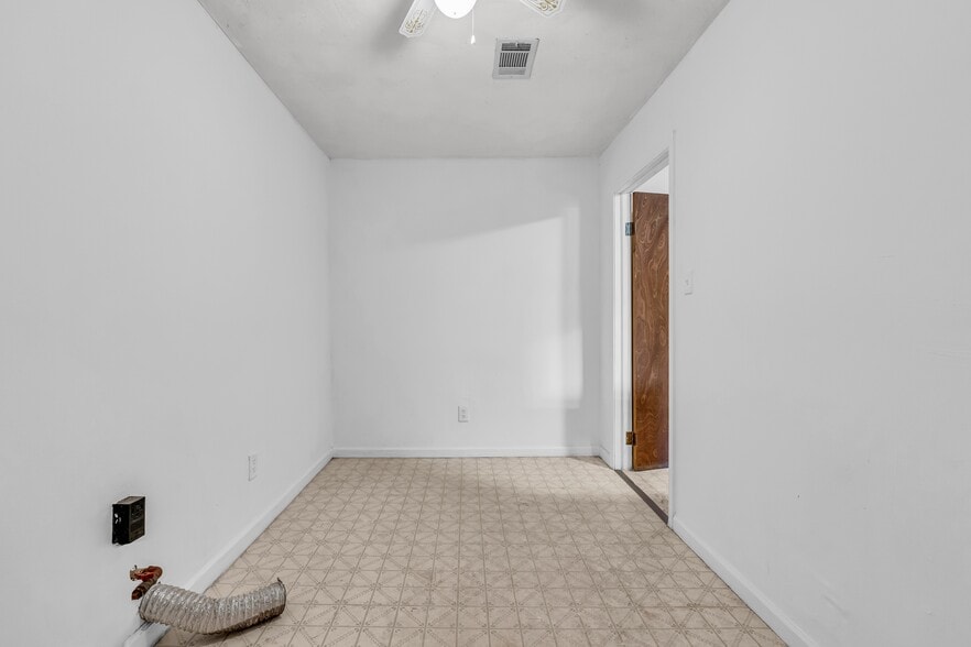 Building Photo - 523 18th St N