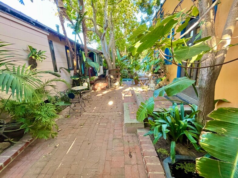 Shared courtyard with four other bungalows - 2918 Pacific Ave