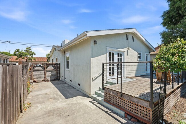 Building Photo - Beautiful Spacious 3-bedroom 2-Bath Home in Berkeley!