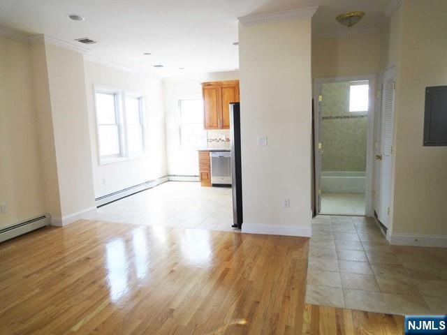 Building Photo - 1576 Anderson Ave