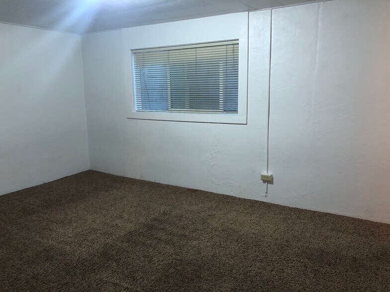 Building Photo - 450 NW Larry St