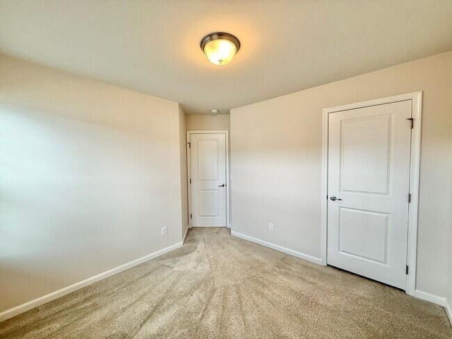 Building Photo - 113 Cross Country Way