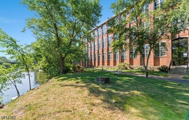 Building Photo - 262 Main St