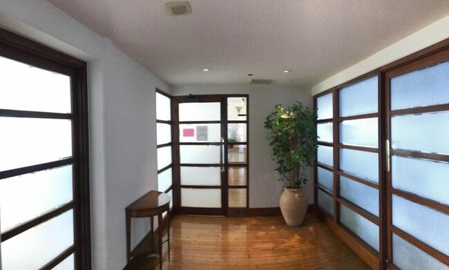 Building Photo - 1341 Kapiolani Blvd