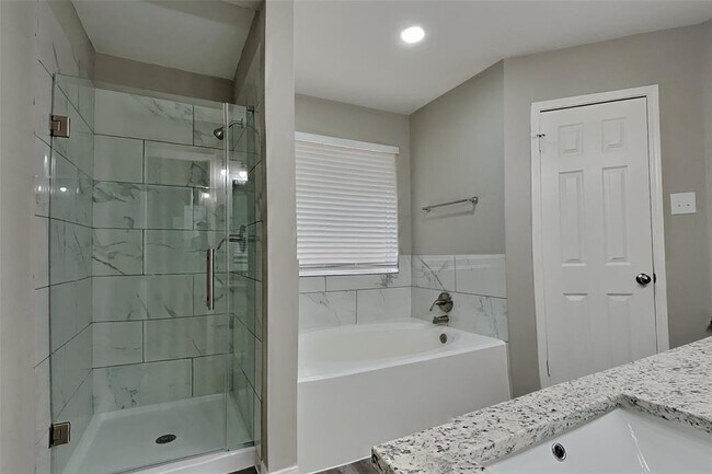 Building Photo - 2602 Clear Ridge Dr