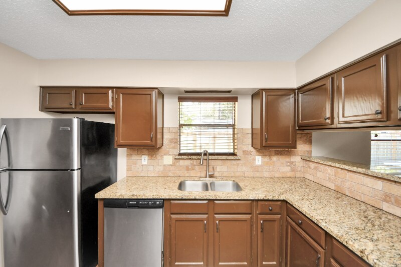 Building Photo - 2102 Rolling Glen Dr