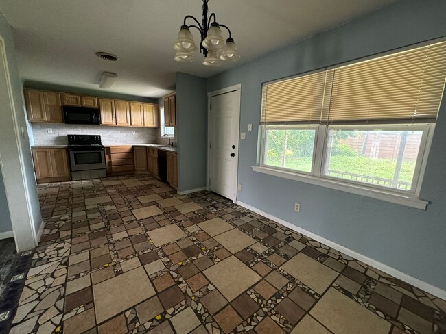 Building Photo - Remodeled 3 bedroom 2 bathroom house! - MO...