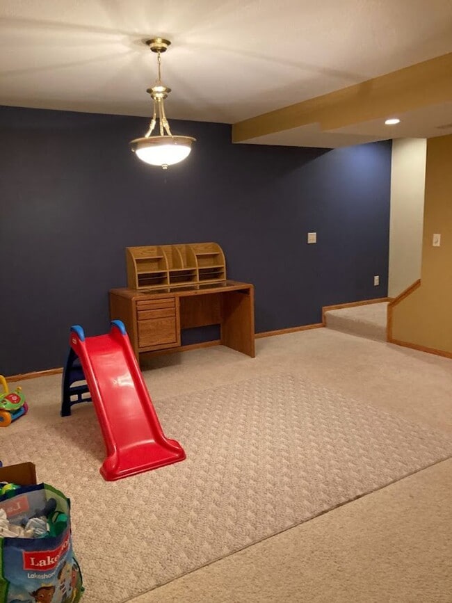 Building Photo - 4 Bedroom Twin Home