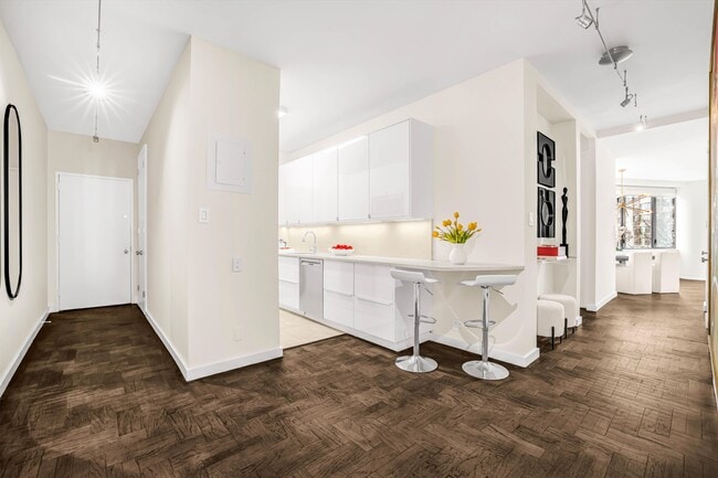 Building Photo - 62 W 62nd St