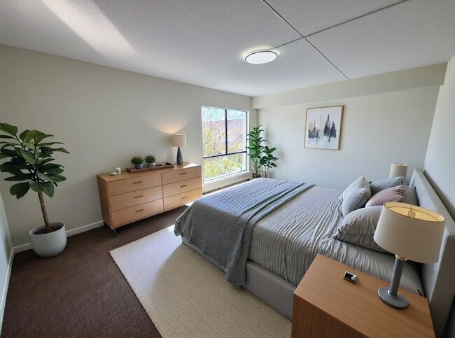 Building Photo - 5756F Village Green Dr