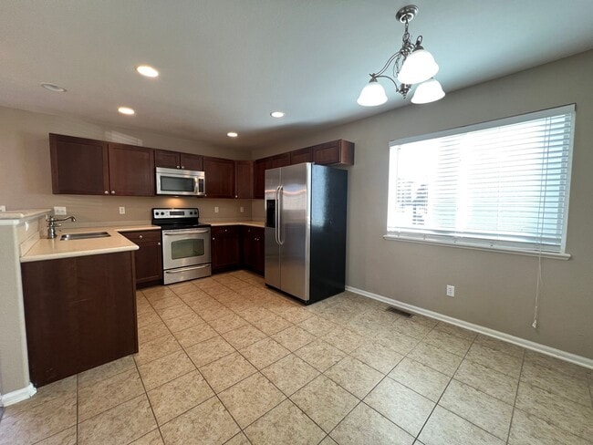 Building Photo - Beautiful 3 Bdrm, 2.5 bath Home in quiet neighborhood