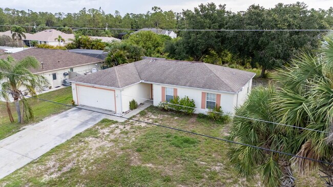 Building Photo - "Charming 3-Bedroom Retreat with 2 Full Ba...