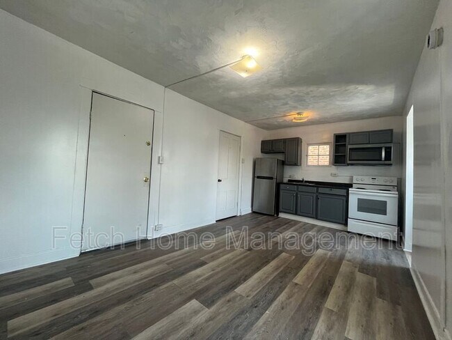 Building Photo - 641 S Queen St