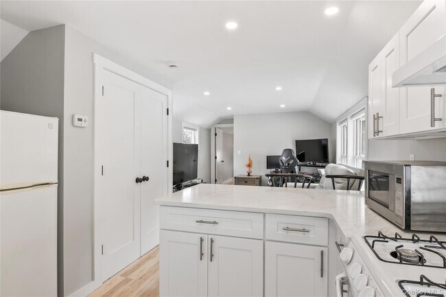 Building Photo - 19 Pine Ln