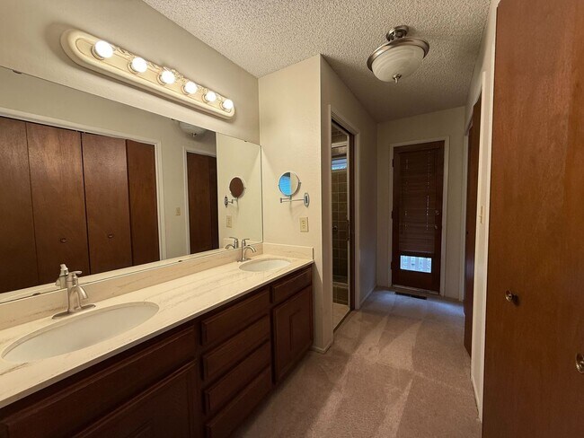 Building Photo - Fantastic 3 bedroom 2 bath Home in Montere...