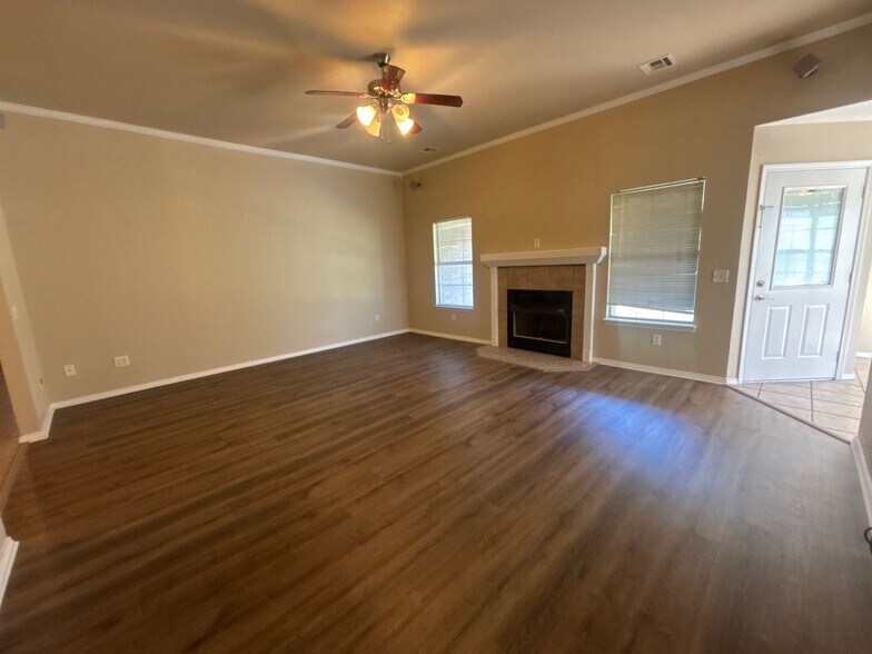 Building Photo - 1701 SW Elington St