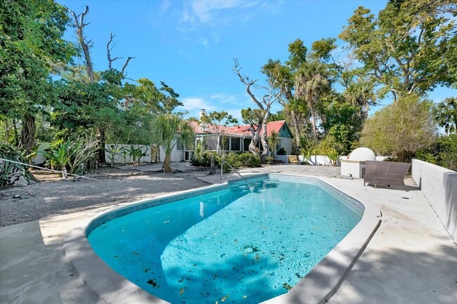Building Photo - ALL THE CHARM! - Siesta Key 1+ acre on the Bay - 3 bed/ 2 bath pool home