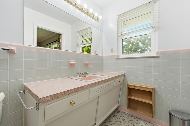 Building Photo - 205 S Palisades Dr