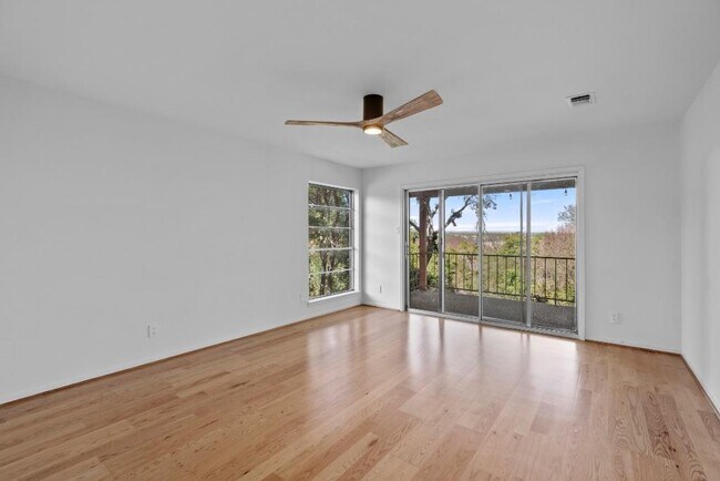 Building Photo - 103 Comet