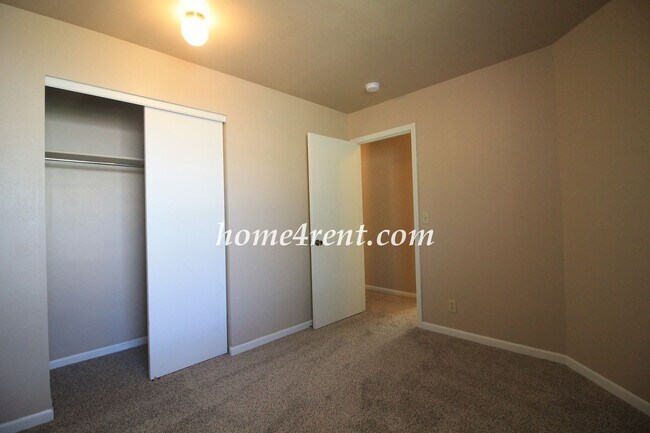 Building Photo - Cozy Olathe Ranch Style Home w/ Wood Floors!