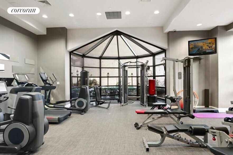 Building Photo - 41-34 Crescent Street 6E