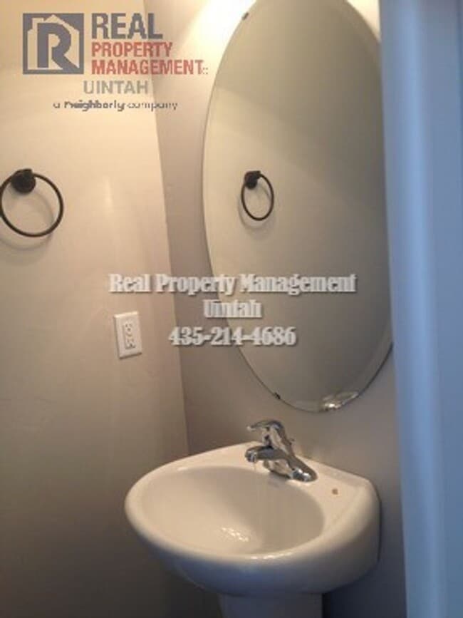 Building Photo - 3 bed 2.5 bath townhome in Fox Run