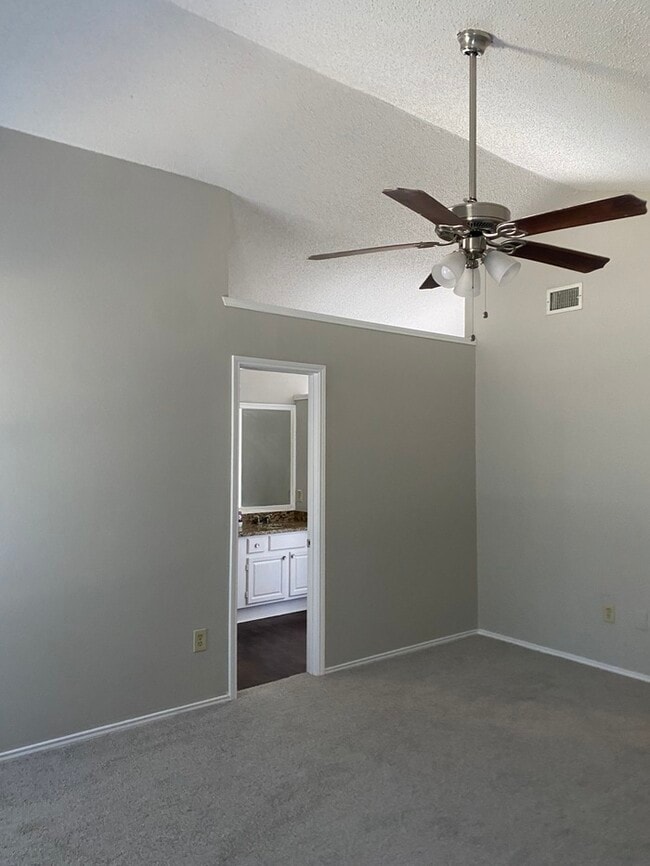 Building Photo - 822 Collins Blvd