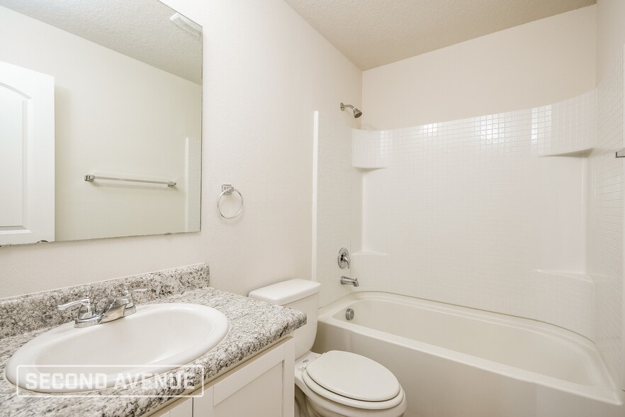 Building Photo - 106 Tulip Ln