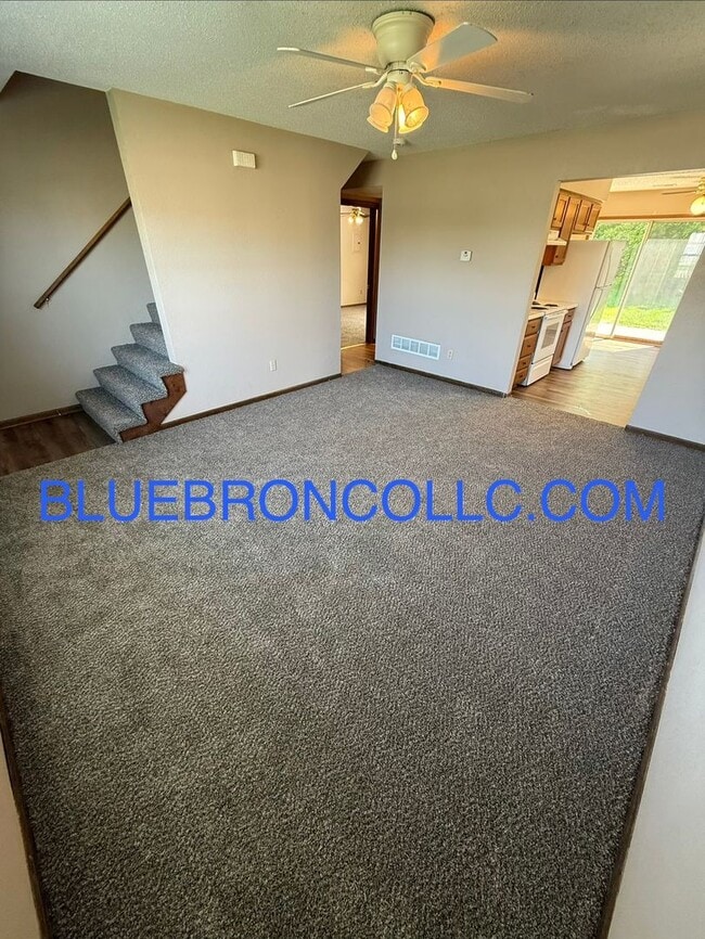 Building Photo - Spacious 4 bedroom unit with many features to love.