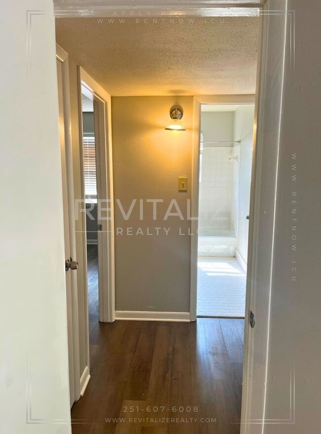 Building Photo - Charming 2/1 Apartment in Midtown!