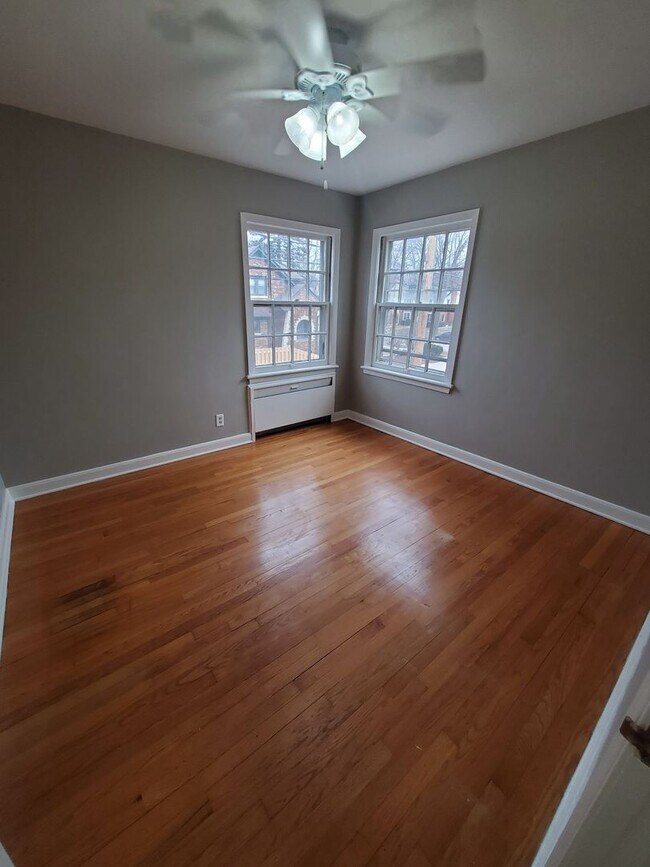 Interior Photo - 524 E Henry Clay St