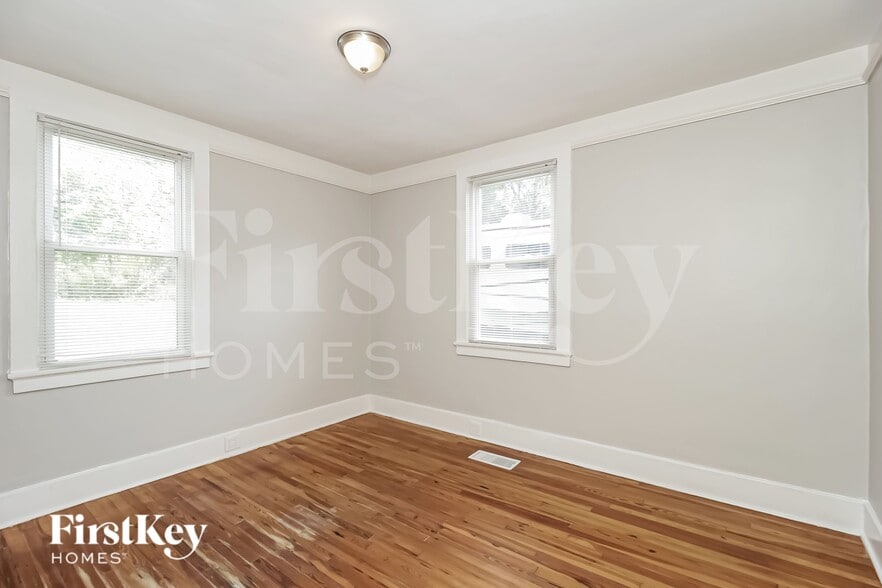 Building Photo - 3312 Bloomfield Ave SW