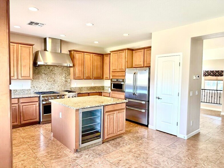 Building Photo - 722 E Sipapu Dr