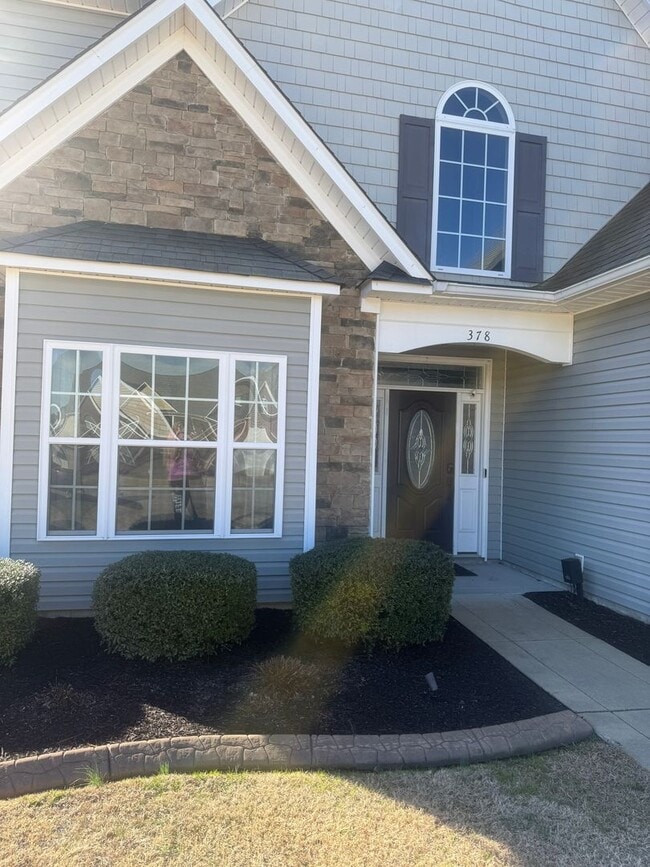 Building Photo - Amazing home with custom touches and in-ground pool