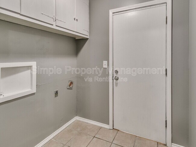 Building Photo - 136 Burton Pl