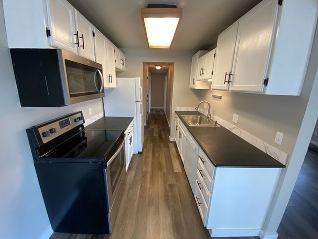 Building Photo - Spacious Updated Condo