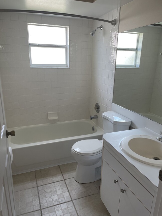 Building Photo - 3 bedroom, 2 bath conveniently located home!