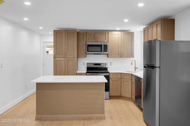 Building Photo - 231 Blaine Ave