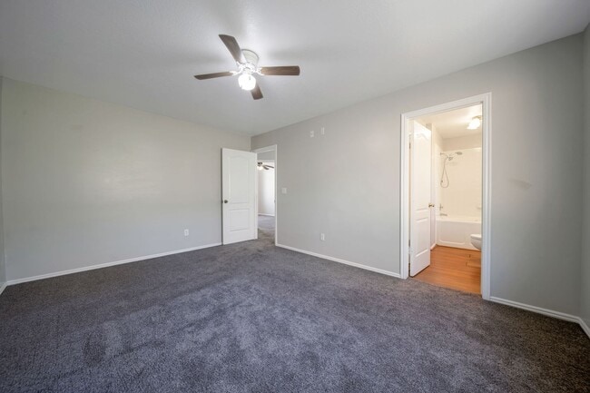 Building Photo - Spacious Sandy Rambler w 2 car attached