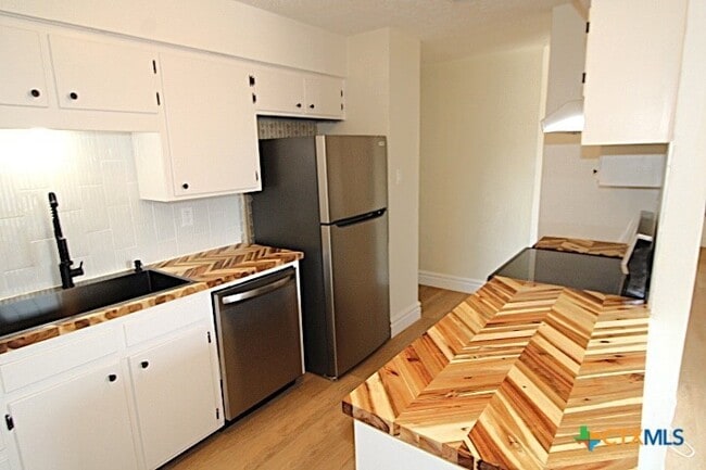 Building Photo - 604 Traci Dr