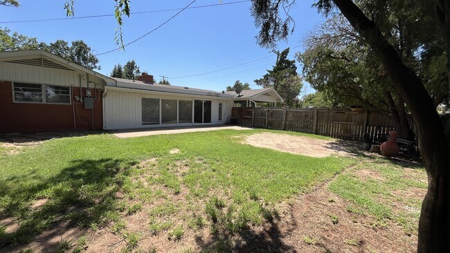 Building Photo - 2153 Huntleigh Dr