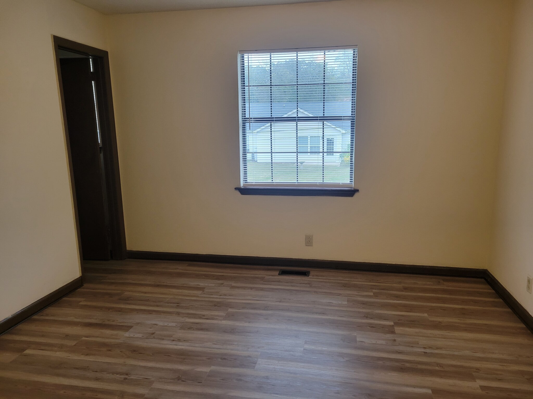 Building Photo - 252 Claire St