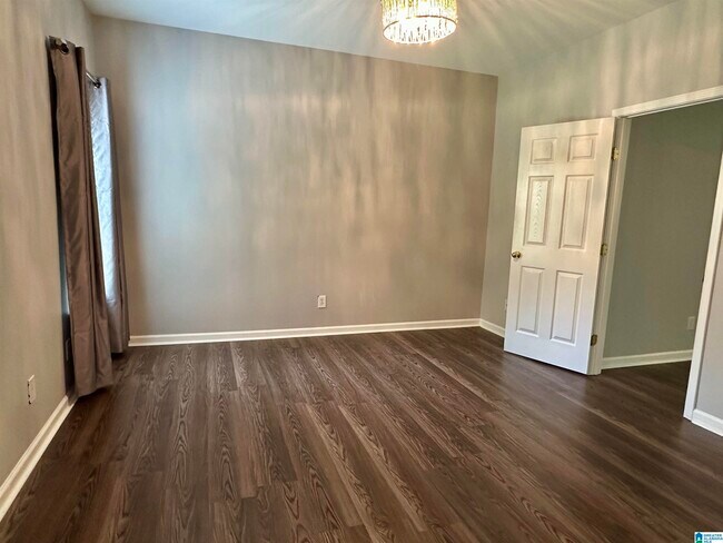 Building Photo - 560 Summit Cir