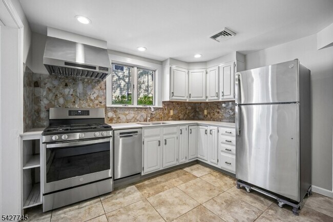 Building Photo - 32 Center St