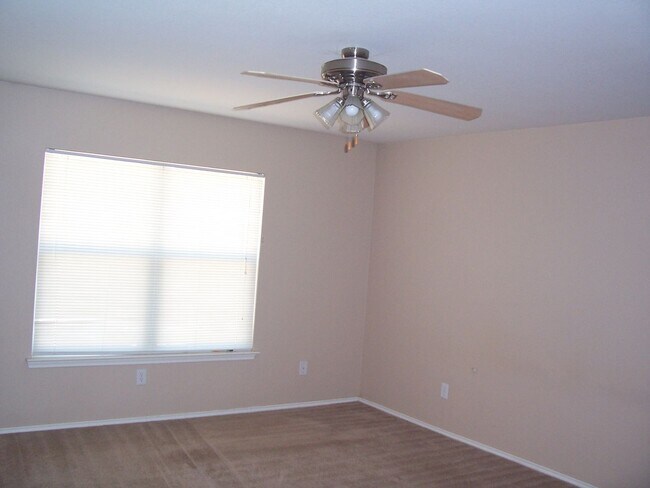 Building Photo - 3 Bedroom Home in a Great Neighborhood