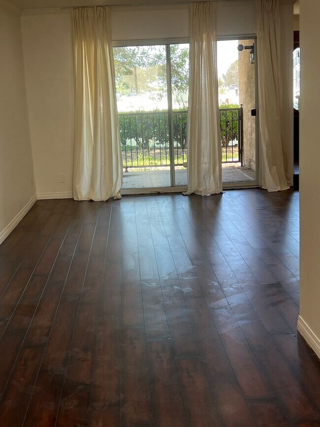 Building Photo - Cabrini 2 bedroom townhome